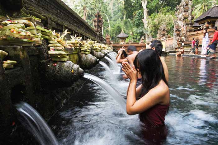 Body cleansing at Tirta empul temple